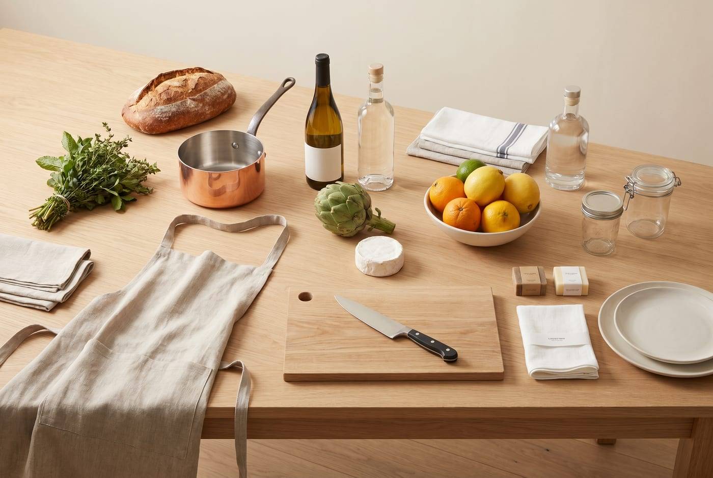 Sortiment aus Frischeprodukten, Spirituosen, Küchenwerkzeug und Non-Food-Artikeln